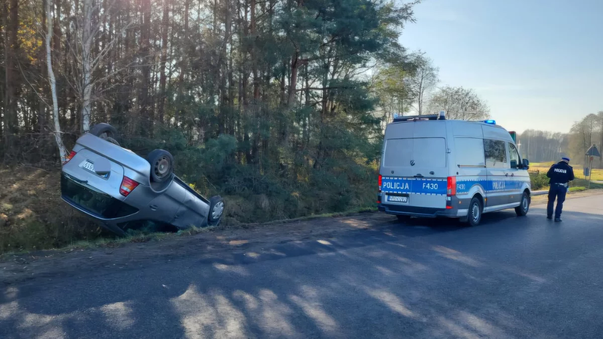 Dachowanie osobówki w gminie Sulejów. Kierowca kompletnie pijany - Zdjęcie główne