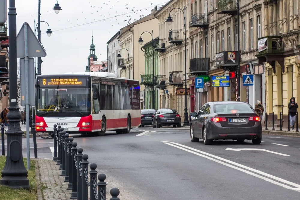 Mieszkańcy piotrkowskiego osiedla czują się wykluczeni. "Mają bardzo duży problem z dostaniem się m.in. do Urzędu Miasta" - Zdjęcie główne