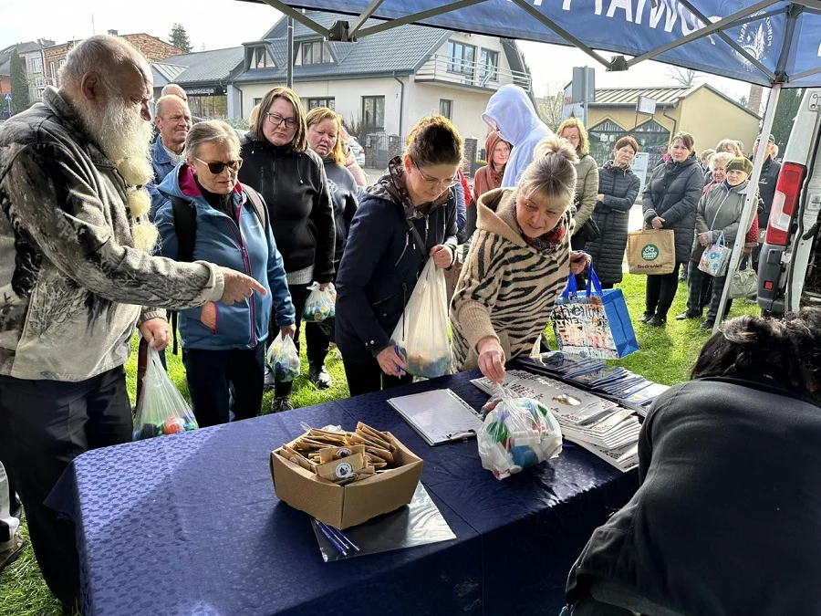 W powiecie piotrkowskim rozdawali sadzonki. Walutą był... plastik - Zdjęcie główne