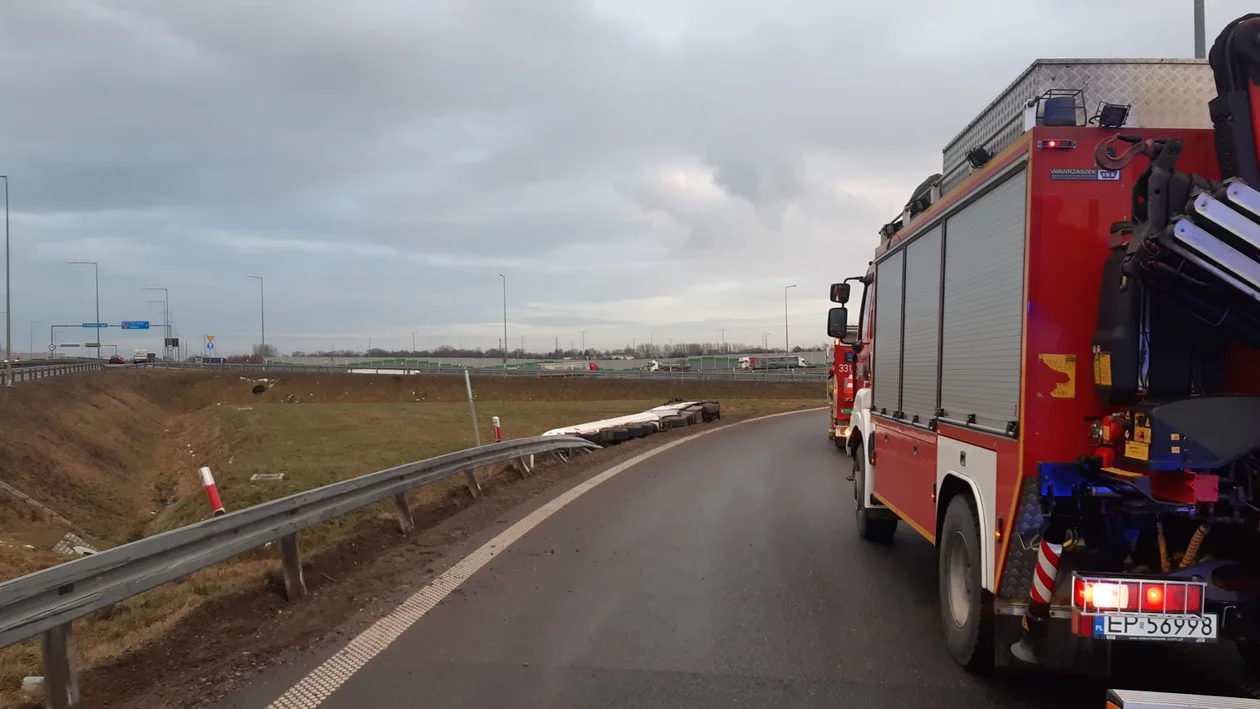 Cysterna spadła z wiaduktu do rowu. Kierowcy, uważajcie na utrudnienia - Zdjęcie główne