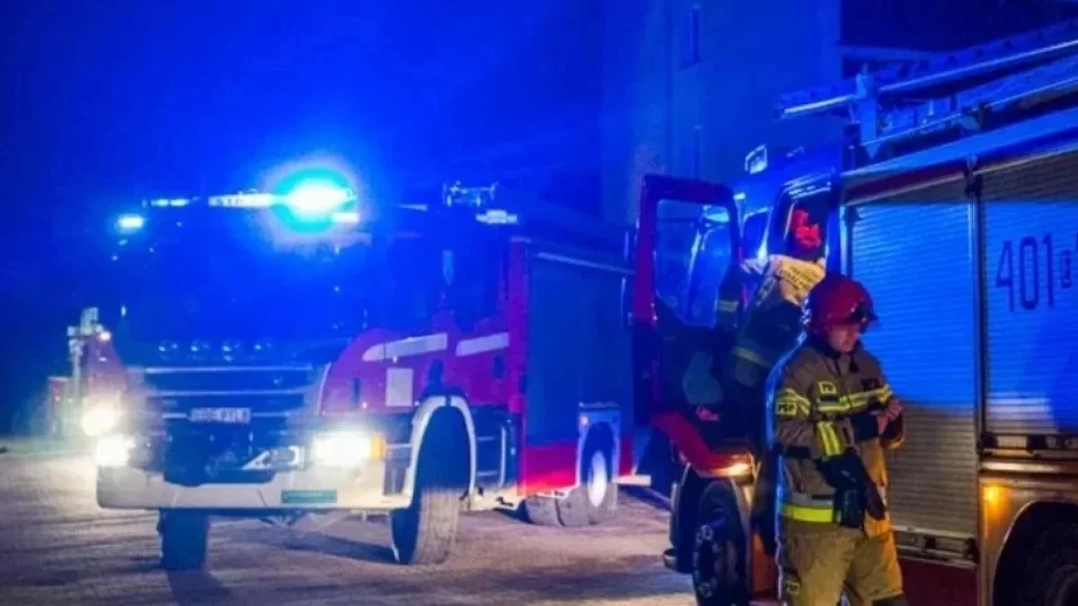 Pożar kamienicy w Piotrkowie. 11-letni chłopiec zabrany do szpitala