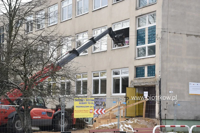 Remont piotrkowskiej podstawówki. Czy wykonawca zdąży przed egzaminami? - Zdjęcie główne