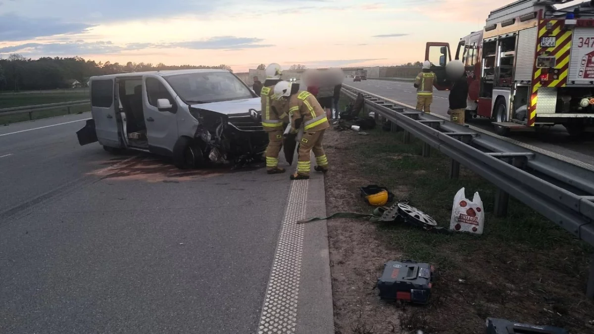 Wypadek niedaleko Piotrkowa. Samochód uderzył w bariery