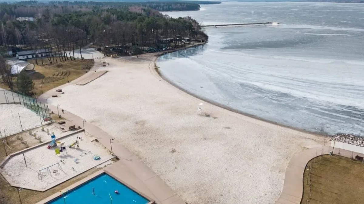 Taka plaża w centrum Polski. Tuż obok kryje się barokowa perełka z niezwykłą legendą