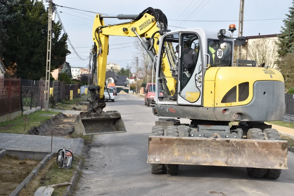 „Plaga” remontów w Piotrkowie? Drogowcy robią jeden chodnik za drugim [SONDA] - Zdjęcie główne