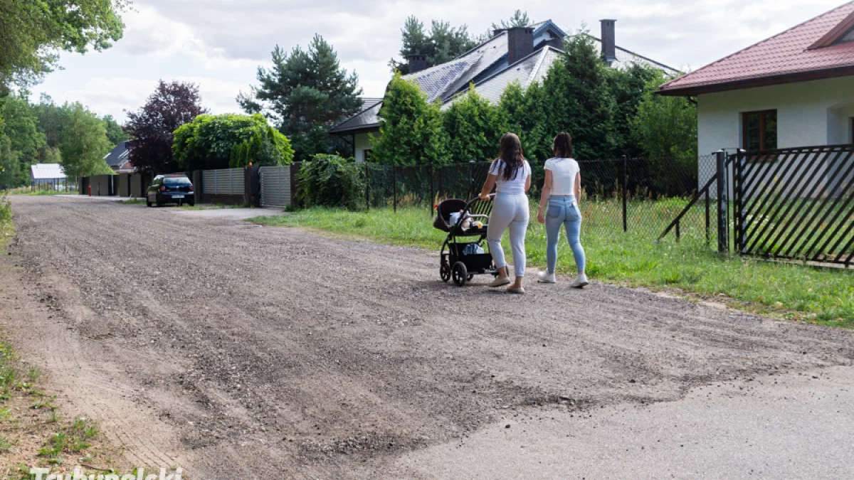 Zniszczona nawierzchnia i wyrwy. Mieszkańcy doczekają się naprawy drogi?