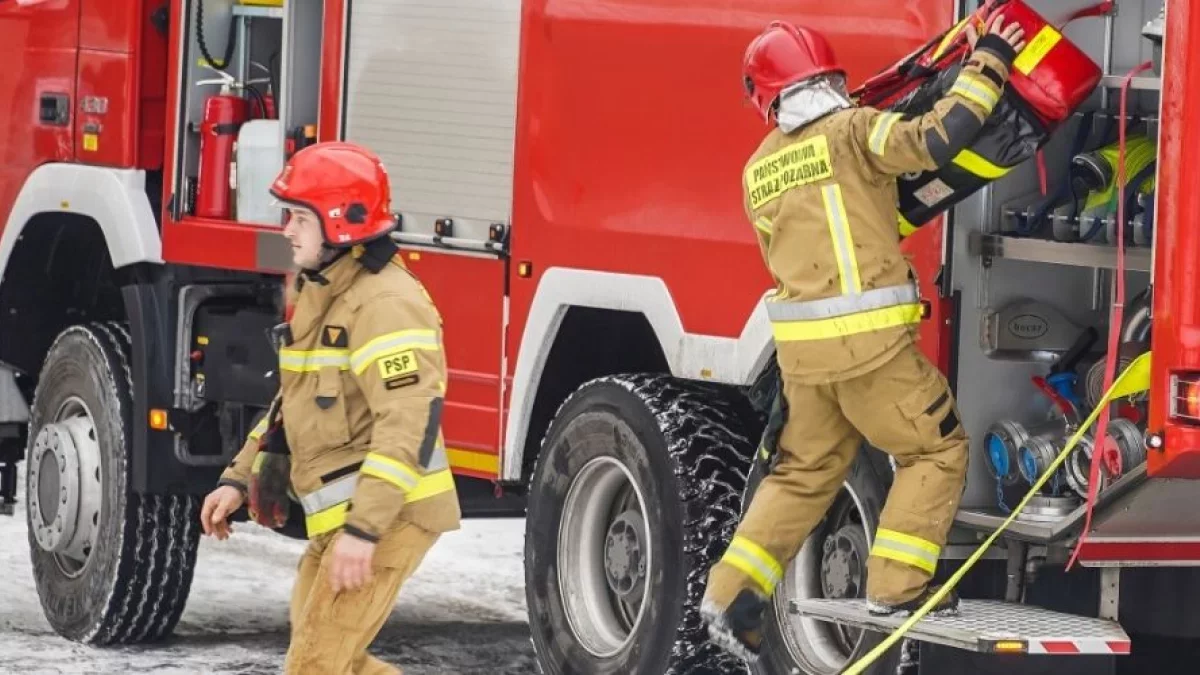 Pożar tartaku w powiecie piotrkowskim. Pięć zastępów straży w akcji