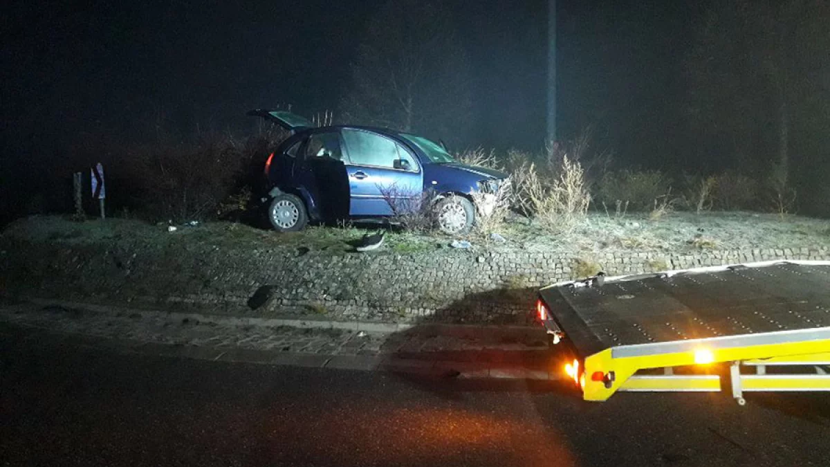 Na rondzie... prosto? Nietypowy wypadek w regionie [ZDJĘCIA] - Zdjęcie główne