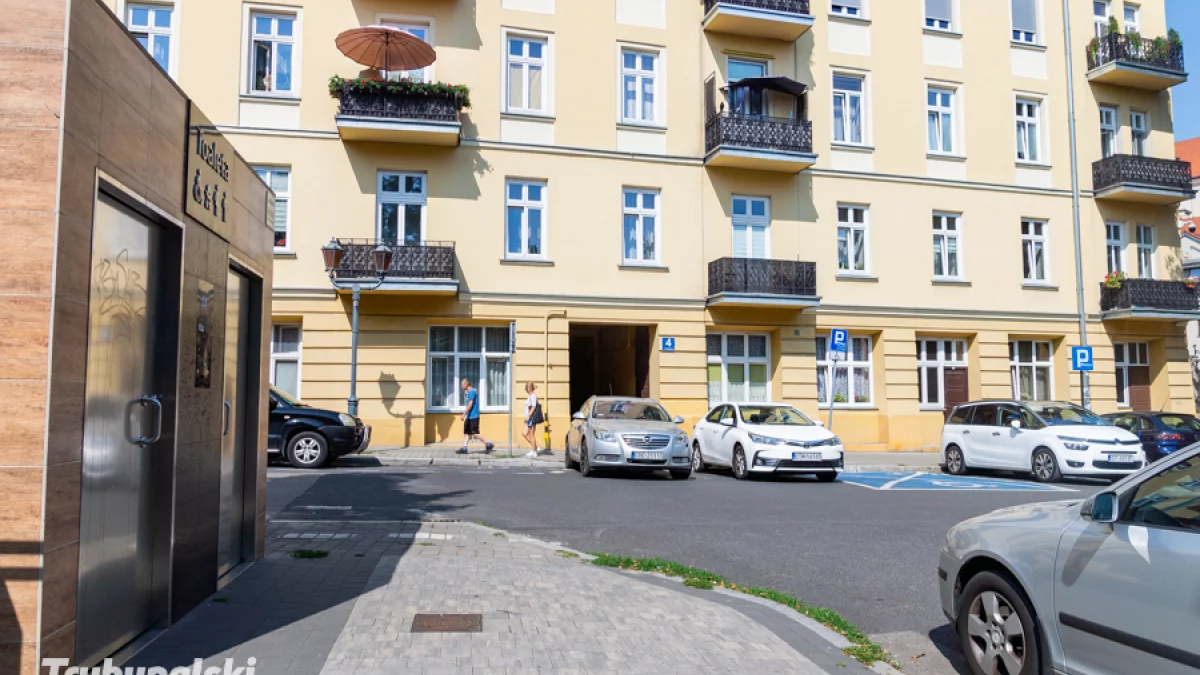 Uciążliwy problem lokatorów kamienicy w Piotrkowie. W tle odór i chuligaństwo