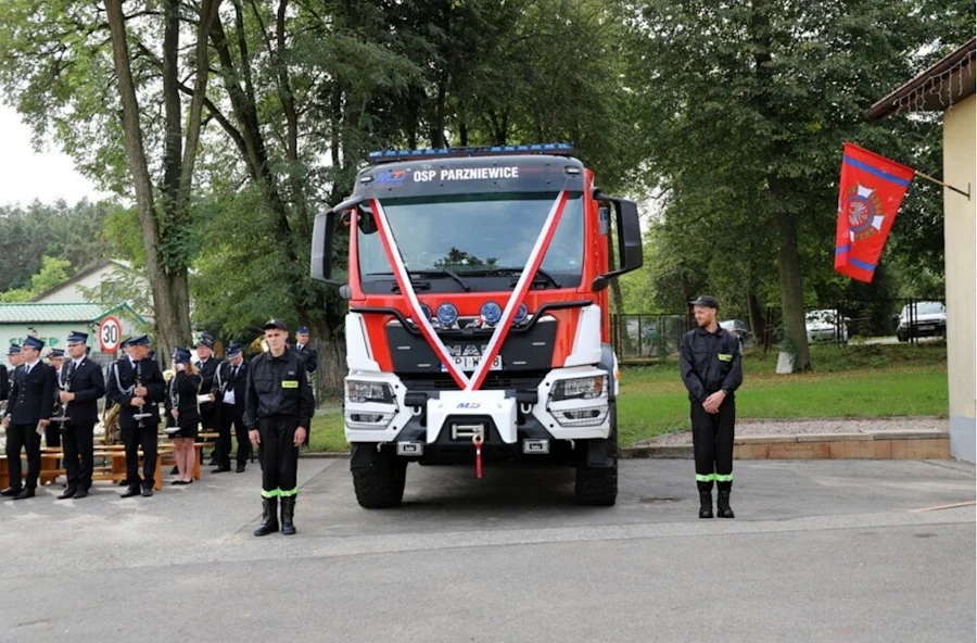 Oficjalne przekazanie wozu strażackiego. Wręczono także medale i odznaczenia [GALERIA] - Zdjęcie główne