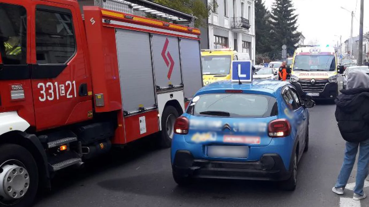 Audi uderzyło w pojazd nauki jazdy. Instruktorka trafiła do szpitala [ZDJĘCIA] - Zdjęcie główne