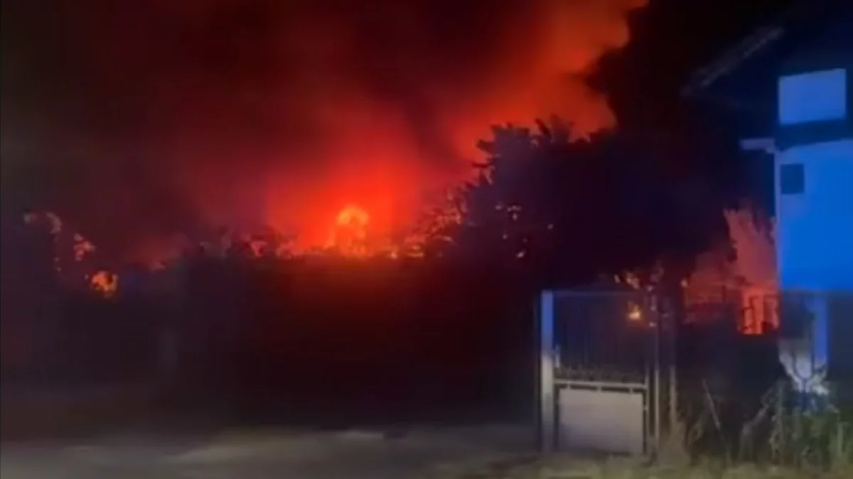 Nocny pożar pod Piotrkowem. Do akcji ruszyło 26 strażaków
