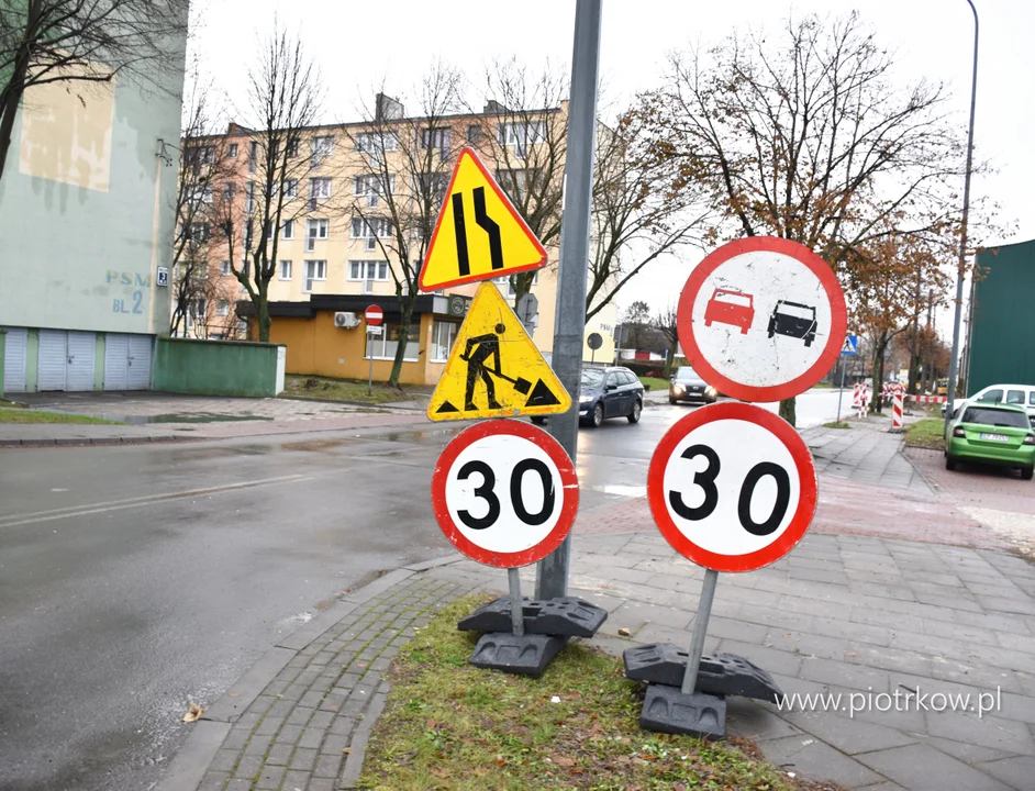 Drogowcy pojawili się na piotrkowskiej drodze. Jakie prace wykonują i ile potrwają? - Zdjęcie główne