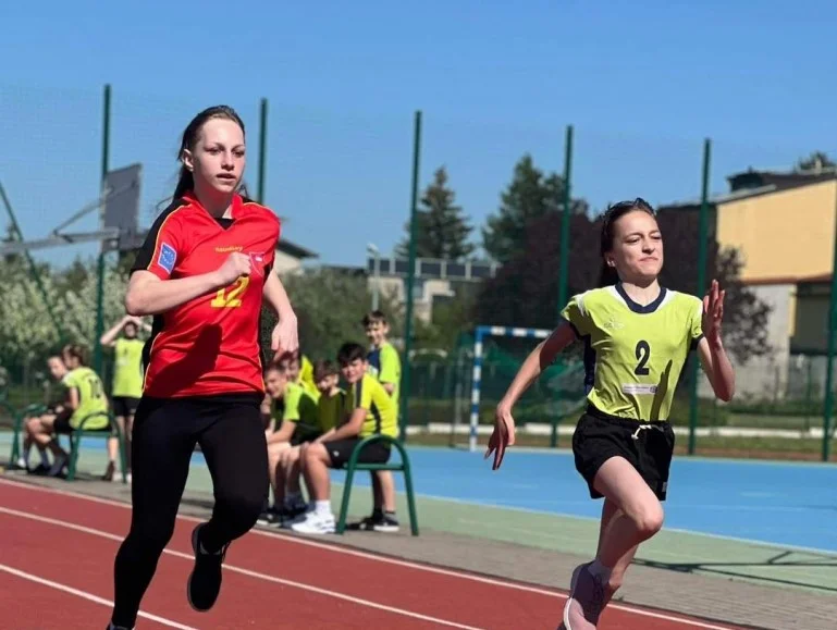 Zawody lekkoatletyczne podstawówek z powiatu piotrkowskiego. Sprawdź, która szkoła była najlepsza [FOTO] - Zdjęcie główne