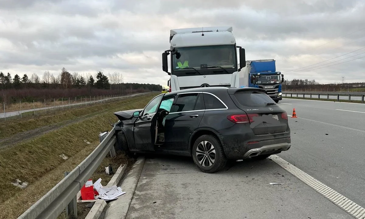 Dramatyczne sceny na autostradzie A1. Kobieta zasnęła za kierownicą - Zdjęcie główne