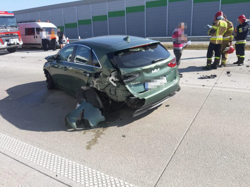 A1: Dwie osobówki, bus i ciężarówka uczestnikami wypadku. Poszkodowane są dwie osoby - Zdjęcie główne