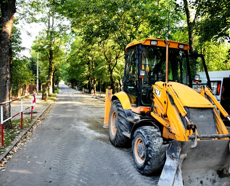 Trwa modernizacja piotrkowskiej drogi. Gdzie występują utrudnienia dla kierowców? - Zdjęcie główne