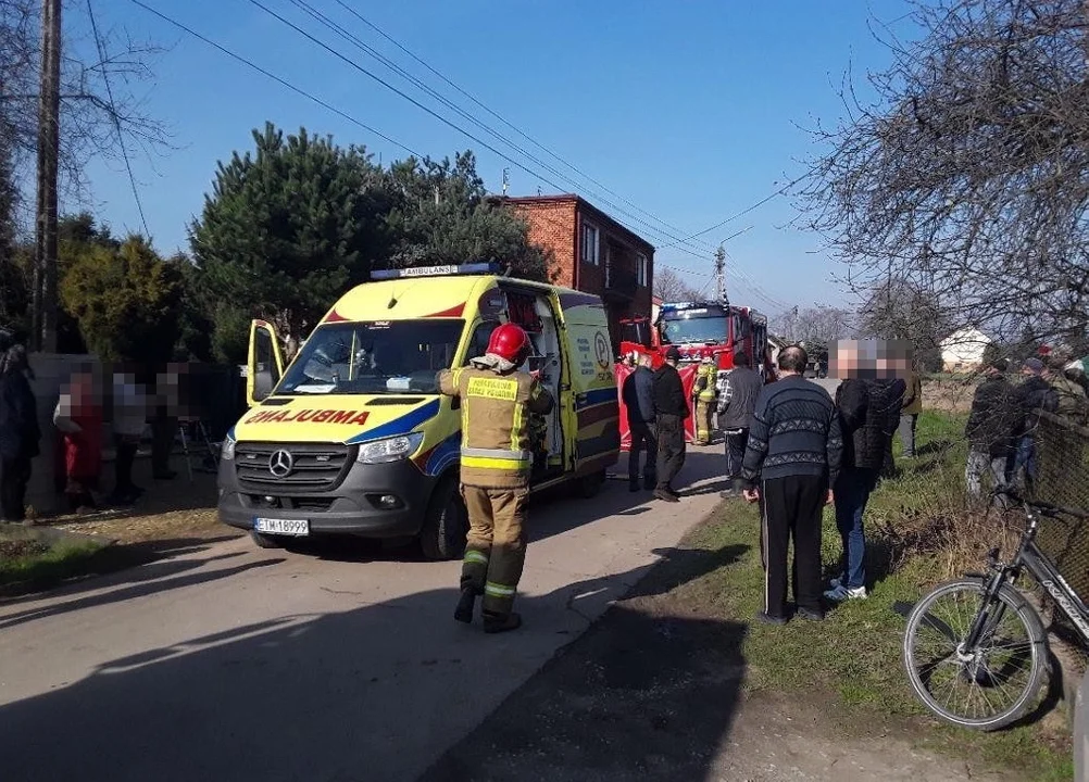 Wypadek w powiecie piotrkowskim. 20-latka zakleszczona w aucie, zabrana przez LPR - Zdjęcie główne