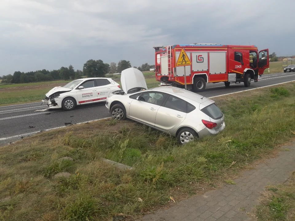 Poważny wypadek na DK74! Ranne dwie osoby trafiły do szpitala - Zdjęcie główne