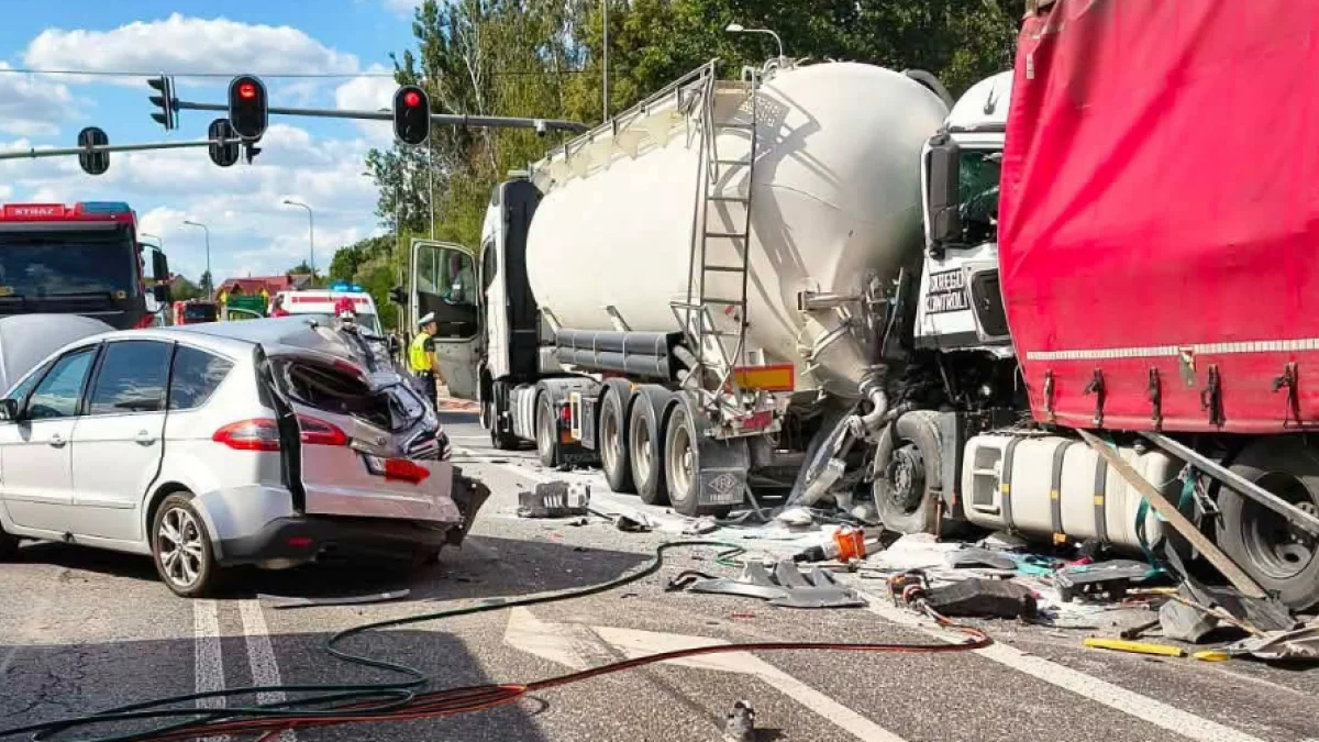 Dramatyczny wypadek niedaleko Piotrkowa. Lądował LPR [ZDJĘCIA]