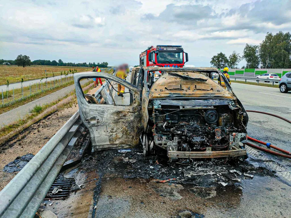 Pożar na autostradzie A1. Pod Piotrkowem spłonął samochód - Zdjęcie główne