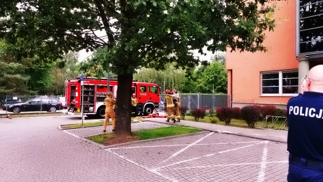 Ewakuacja komendy policji.  Wszystkie służby na miejscu - Zdjęcie główne