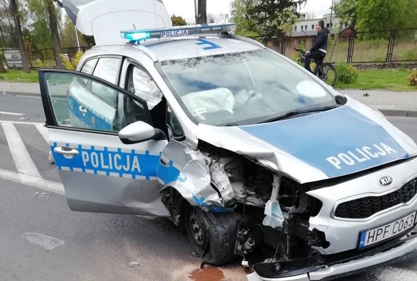 Roztrzaskany radiowóz na drodze. Ranny policjant trafił do szpitala [FOTO] - Zdjęcie główne