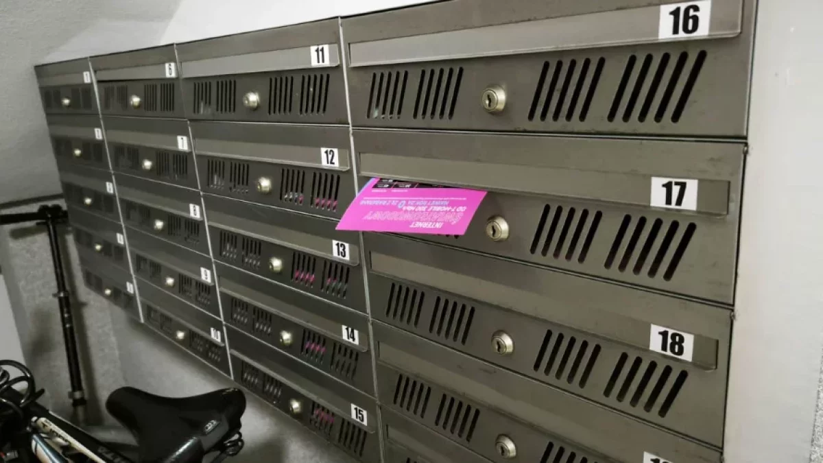Koniec ze skrzynkami, a... nieobecni będą płacić listonoszowi. Zmiany od 2026