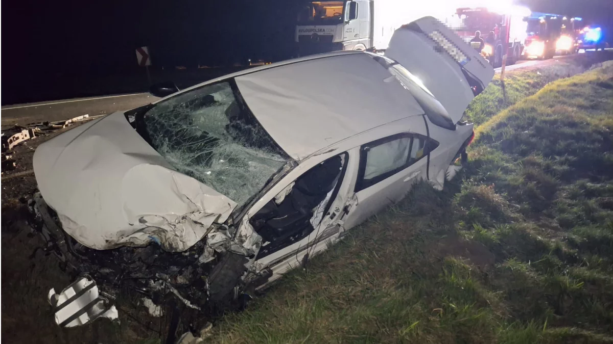 Dramatyczny wypadek na DK74. Osobówka zderzyła się z ciężarówką
