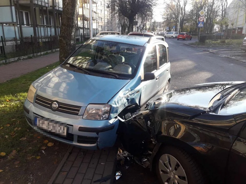 Piotrków Trybunalski: Zderzenie trzech osobówek. Kierowca wymusił pierwszeństwo - Zdjęcie główne