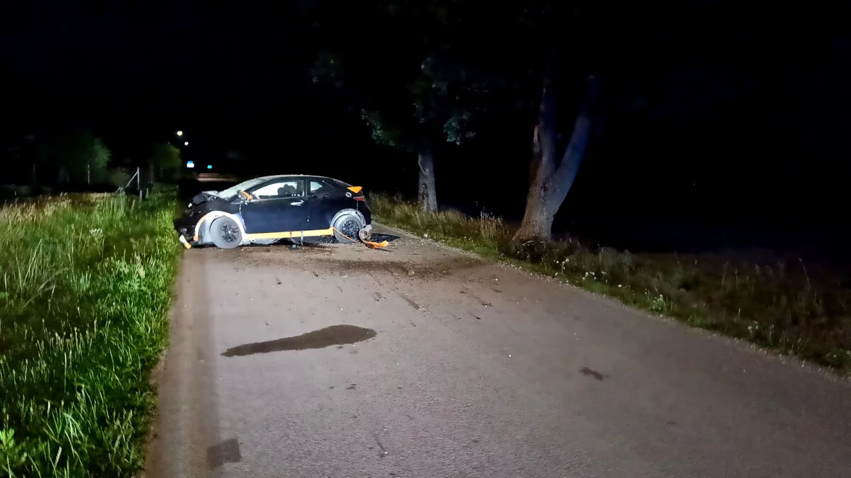 Rajd 19-latka zakończony na drzewie. Przed policją udawał pasażera, ale... zapomniał o butach