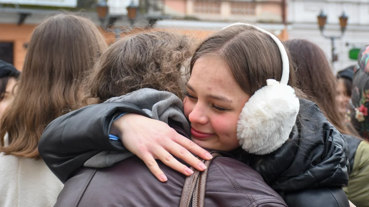 Dzień Przytulania w Piotrkowie. Mieszkańcy i uczniowie we wspólnych uściskach [ZDJĘCIA] - Zdjęcie główne