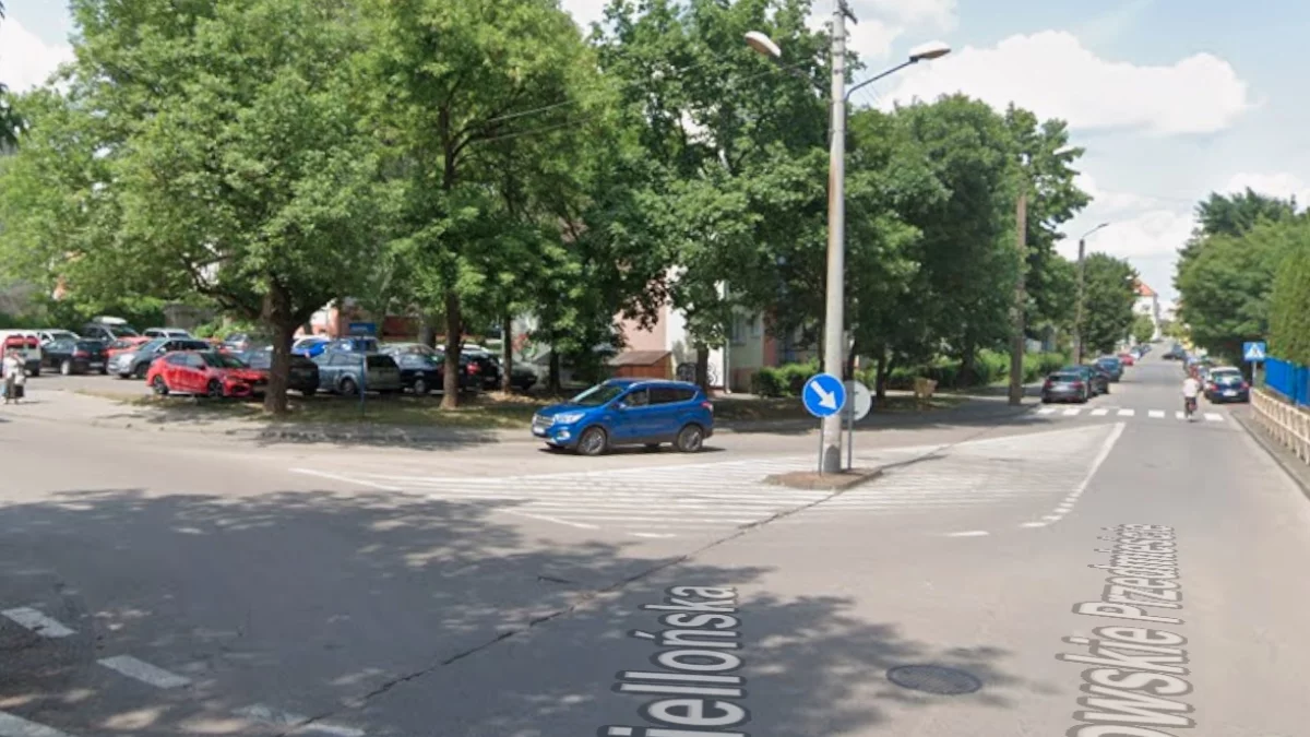 „Potężny chaos” przy szkole w Piotrkowie? Rozwiązaniem nowe rondo