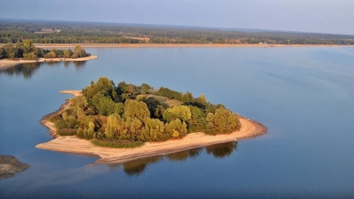 To największe jezioro w woj. łódzkim zwane jest "morzem". Idealne na wyjazd w weekend [FOTO]