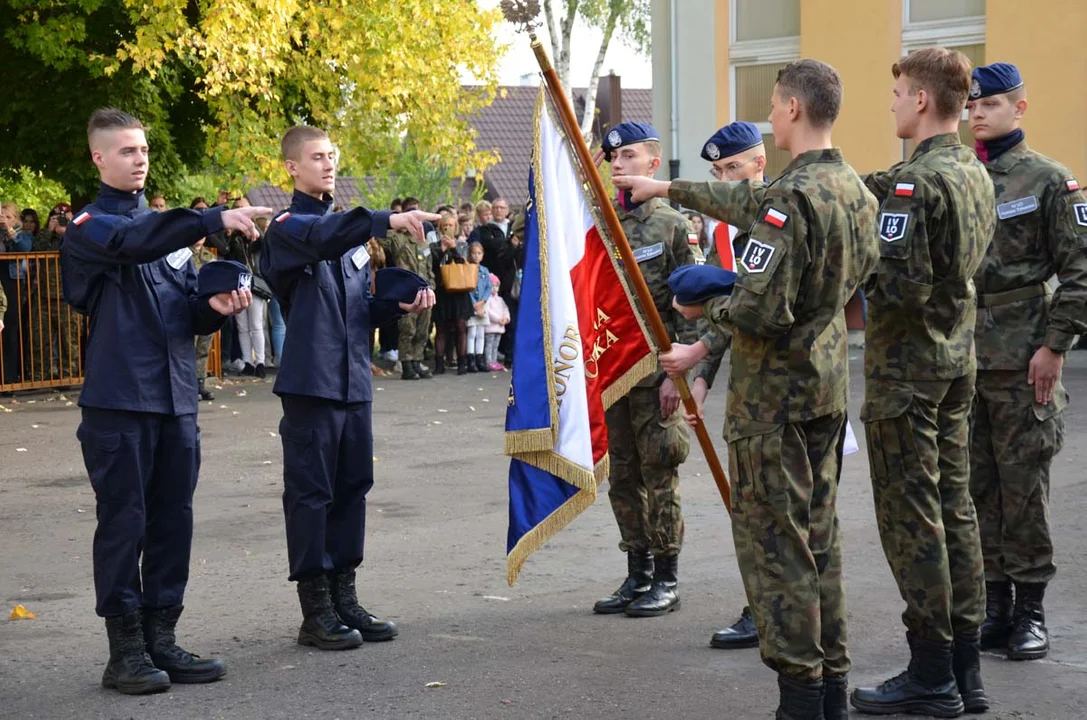 Kilkudziesięciu uczniów złożyło ślubowanie - Zdjęcie główne