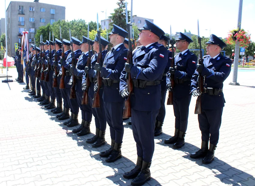 Wspólne świętowanie policjantów. Komendant z Piotrkowa z medalem - Zdjęcie główne