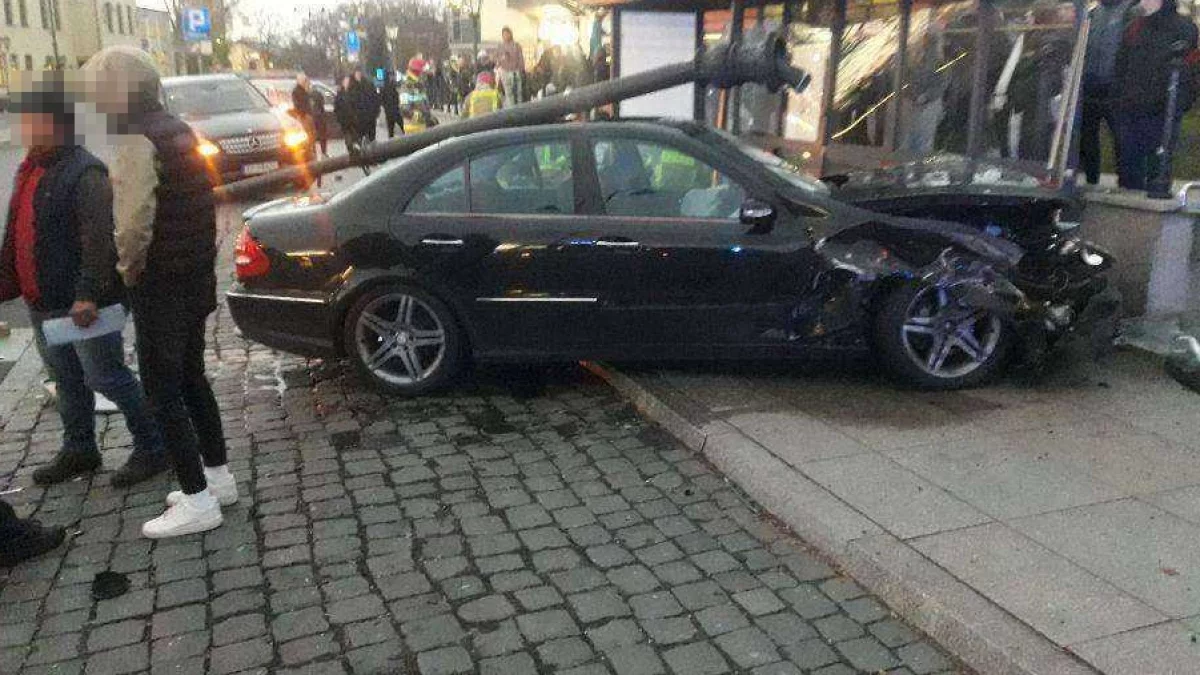 Wypadek koło dworca PKP. Mercedes staranował przystanek autobusowy - Zdjęcie główne