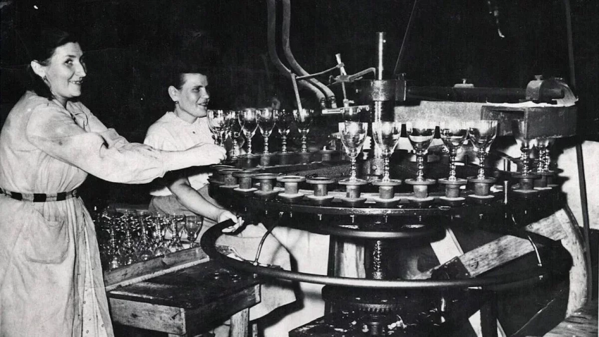 Oto szklane dziedzictwo Piotrkowa. Z Huty Hortensja szkło trafiało na stoły [ZDJĘCIA]