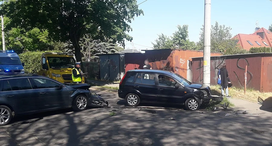 Wypadek na skrzyżowaniu w Piotrkowie. Kobieta trafiła do szpitala - Zdjęcie główne