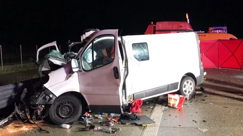 Bus uderzył w ciężarówkę między Piotrkowem a Kamieńskiem. Nie żyje jedna osoba - Zdjęcie główne