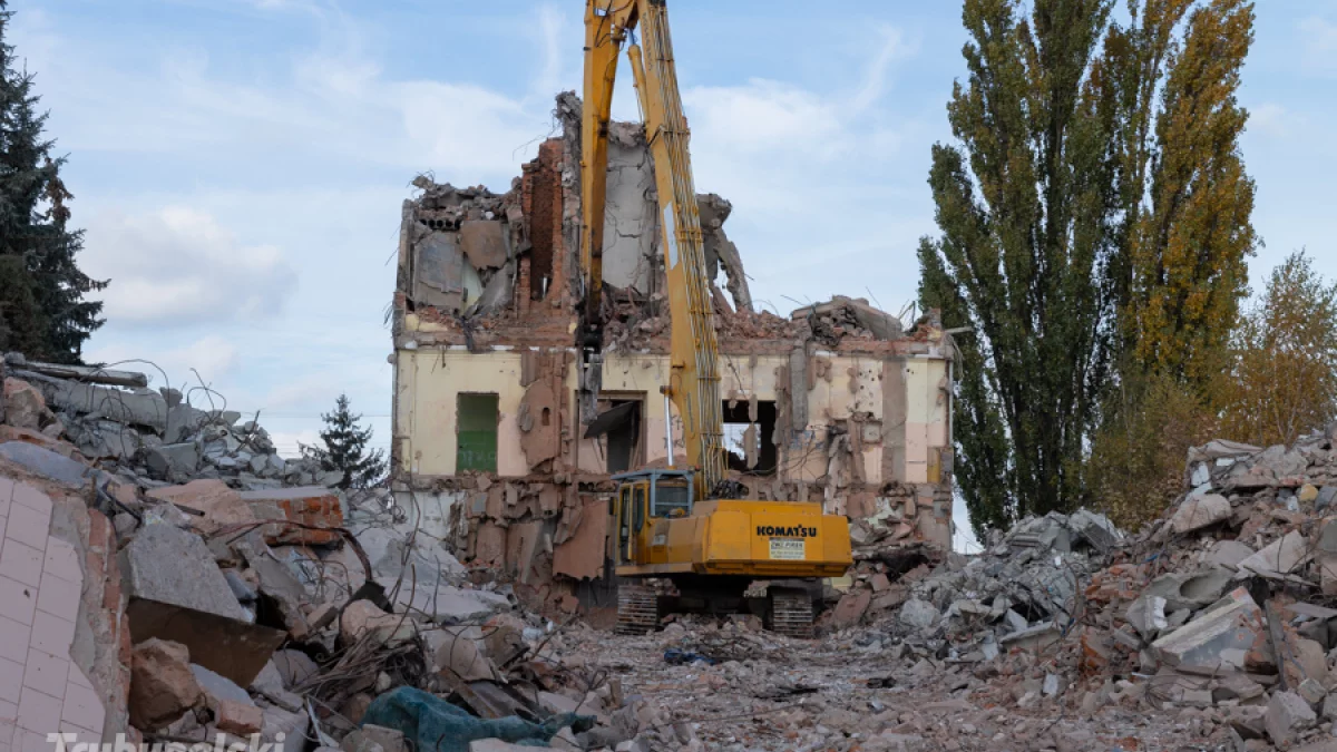 Znany budynek znika z panoramy Piotrkowa. Ciężki sprzęt na placu rozbiórki [ZDJĘCIA] - Zdjęcie główne