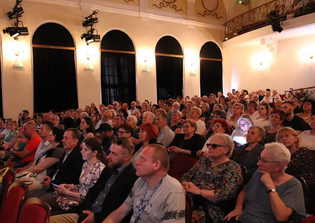 Gwiazdy teatralne wystąpią na deskach MOK-u. Spektakl „Baby Shower” w Piotrkowie - Zdjęcie główne