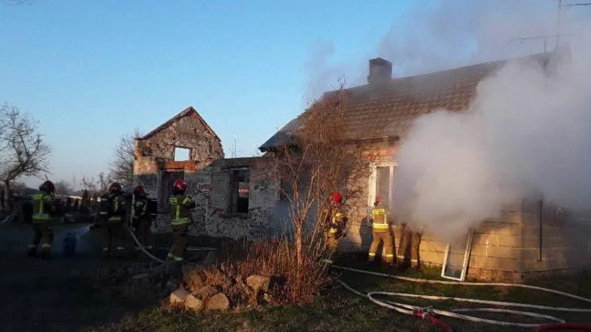 Piotrków Trybunalski: W domu wybuchł gaz, doszło do pożaru. Na miejscu LPR