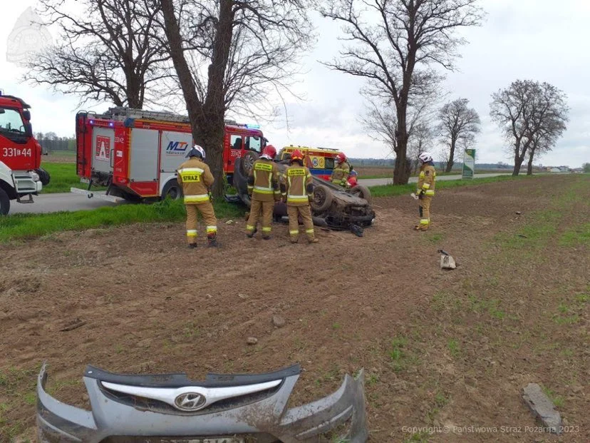 Samochód wypadł z drogi i dachował. Ranna kobieta - Zdjęcie główne