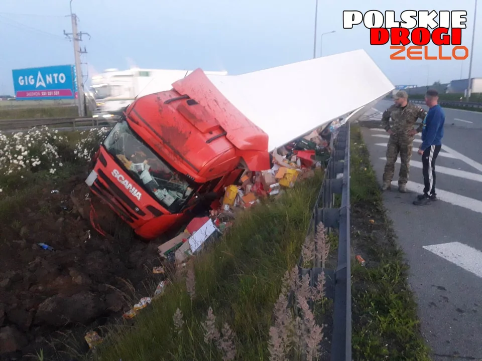 Niebezpiecznie pod Piotrkowem. Ciężarówka zjechała z drogi - Zdjęcie główne