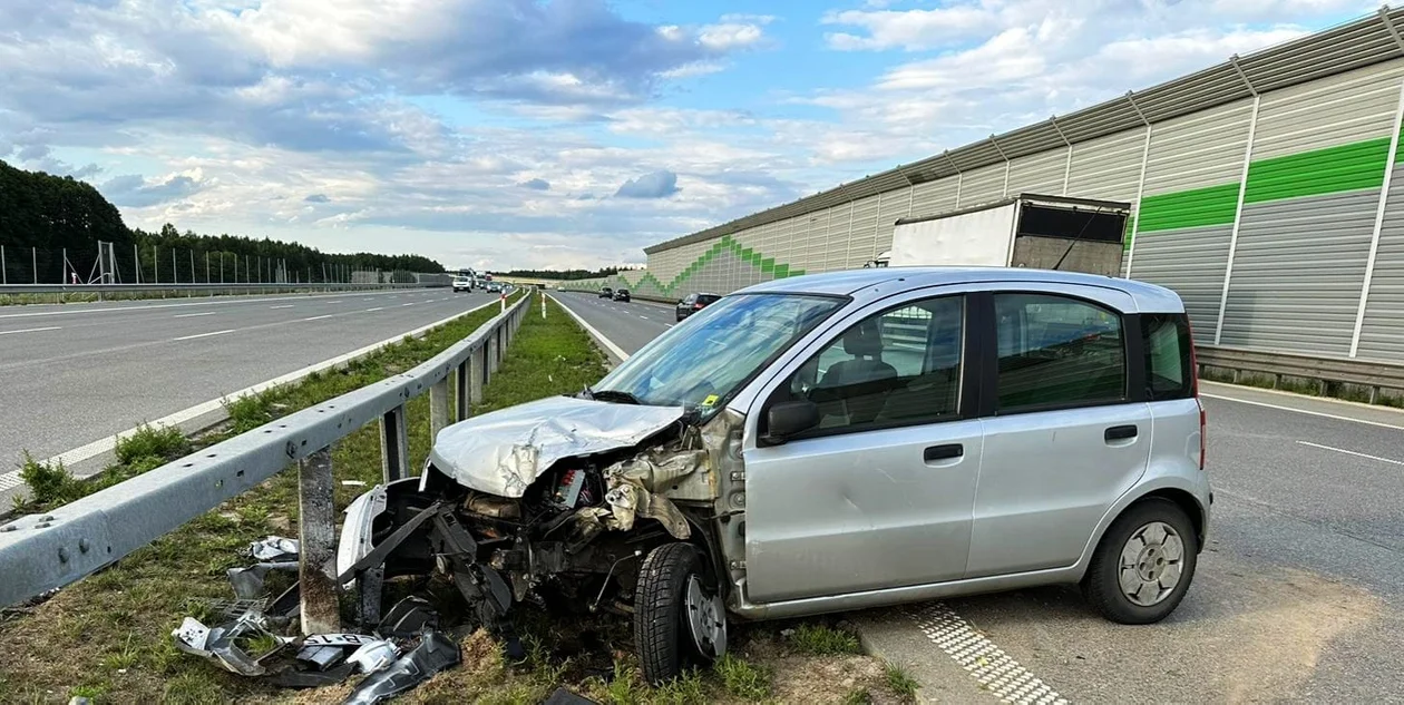 W fiacie wystrzeliła opona na autostradzie A1. Kierujący to 92-latek - Zdjęcie główne