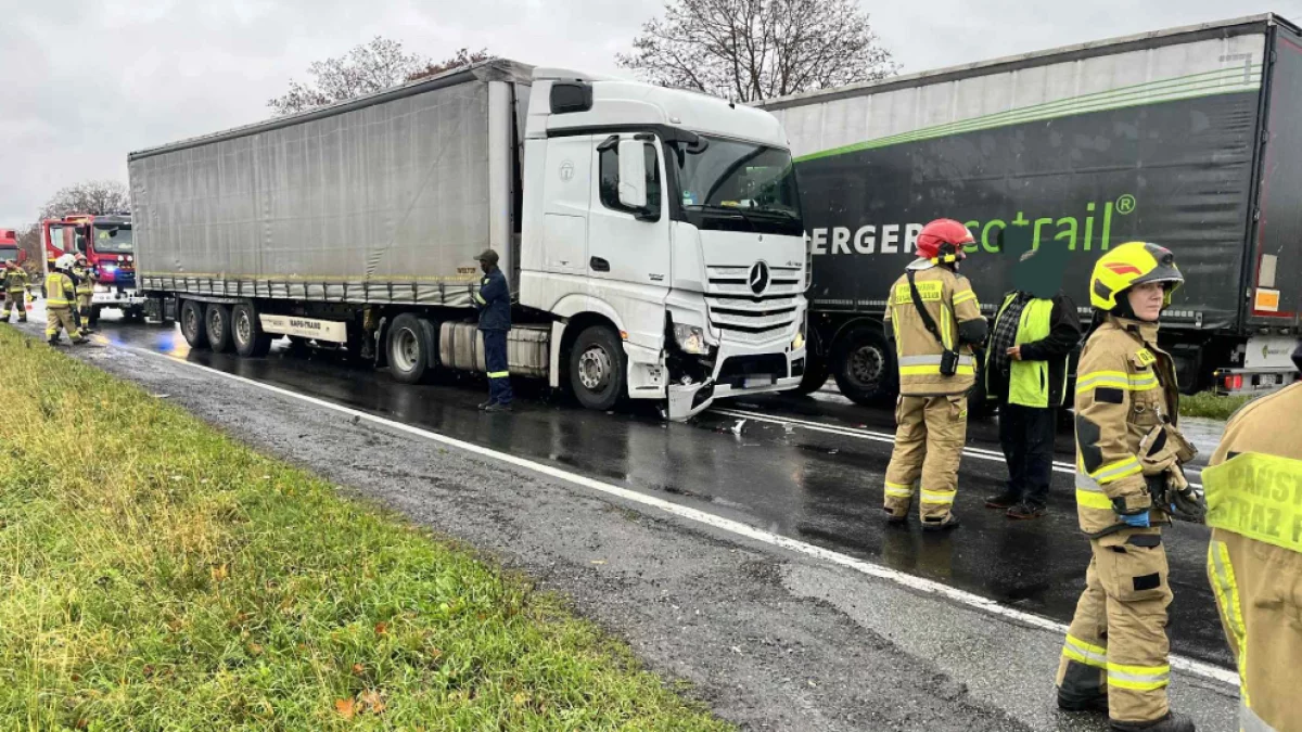 Wypadek na DK12 pod Piotrkowem z udziałem ciężarówki i osobówki - Zdjęcie główne
