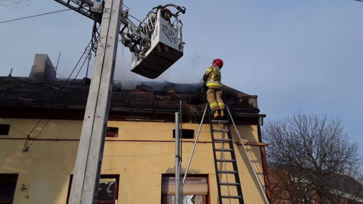 Pożar budynku w Piotrkowie. Na miejscu 4 zastępy