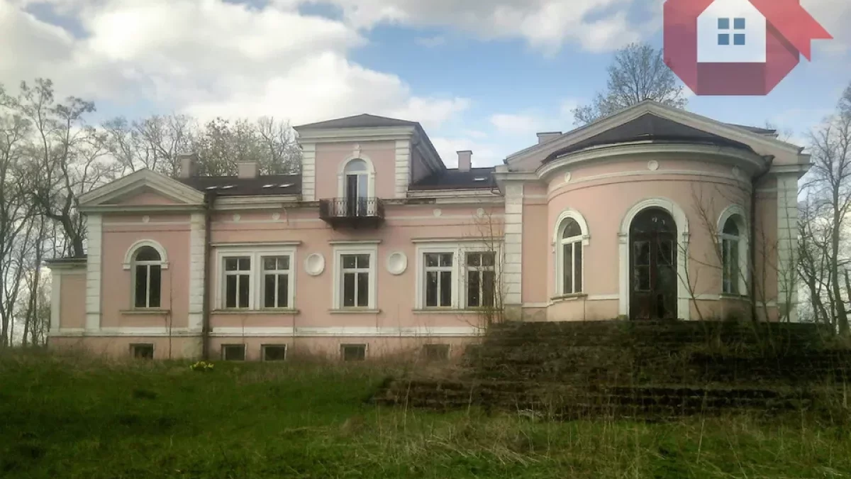 Historyczna rezydencja pod Piotrkowem na sprzedaż. Cena może zaskoczyć
