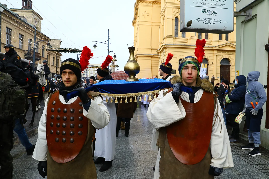 Orszak Trzech Króli po raz kolejny przeszedł ulicą Piotrkowską w Łodzi [zdjęcia] - Zdjęcie główne